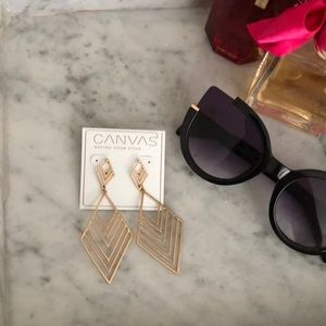 NWT Beautiful Geometric Earrings ! 🌺